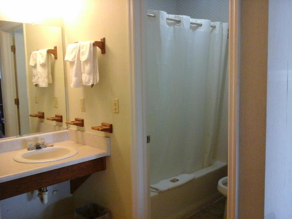 Royal Inn Cochran Room photo